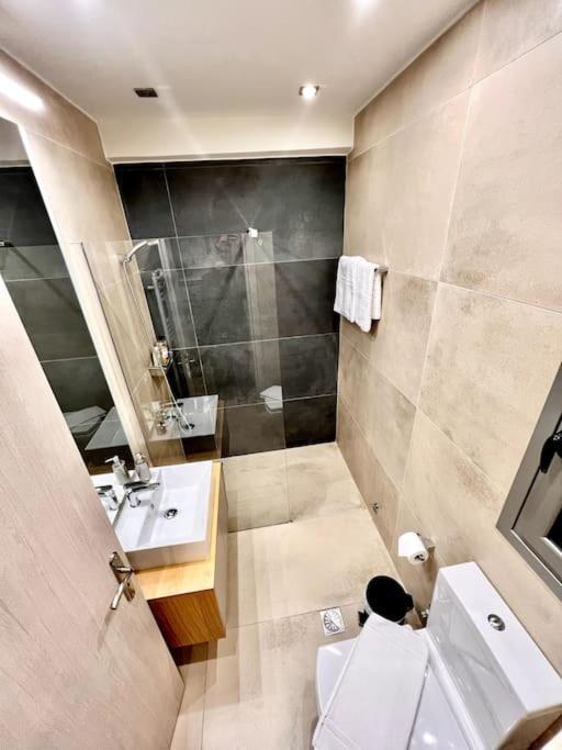 Lovely 1-Bedroom 2 Minutes From Beach Athen Exterior foto