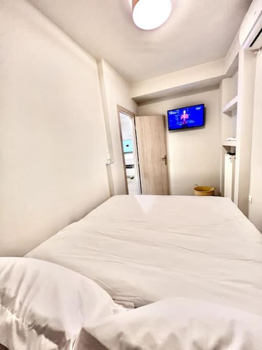 Lovely 1-Bedroom 2 Minutes From Beach Athen Exterior foto